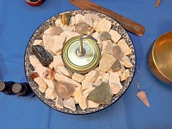 Fogón Místico! Fogón en cerámica térmica labrada. Decoración interior. 7 piedras energéticas variadas. Medidas 21 de diámetro y 10 de alto. Ideal para espacios de meditación, consultorios, terapias energéticas o energizar tu hogar.  Precio $1000