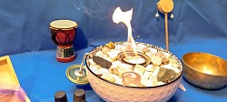 Fogón Místico! Fogón en cerámica térmica labrada. Decoración interior. 7 piedras energéticas variadas. Medidas 21 de diámetro y 10 de alto. Ideal para espacios de meditación, consultorios, terapias energéticas o energizar tu hogar.  Precio $1000